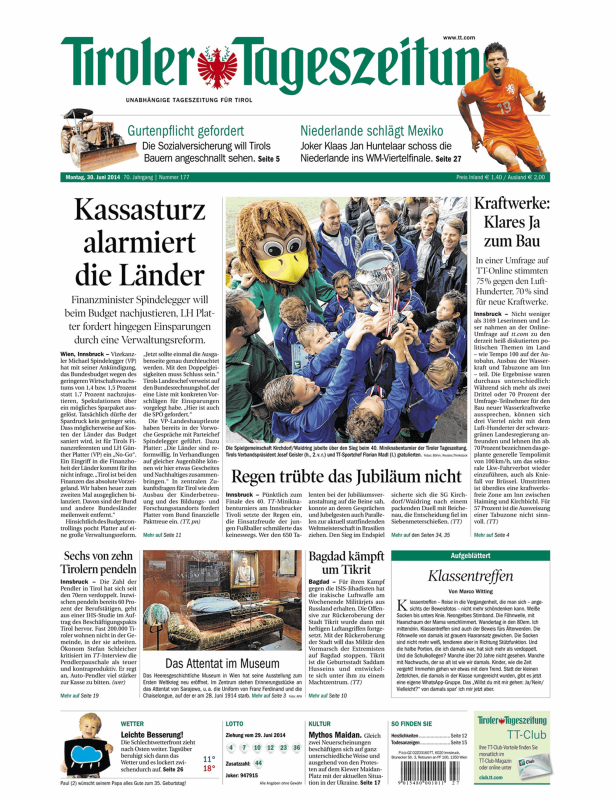 Eine Gruppe von Kindern und Erwachsenen jubelt mit einem Pokal beim Miniknabenturnier der Tiroler Tageszeitung.