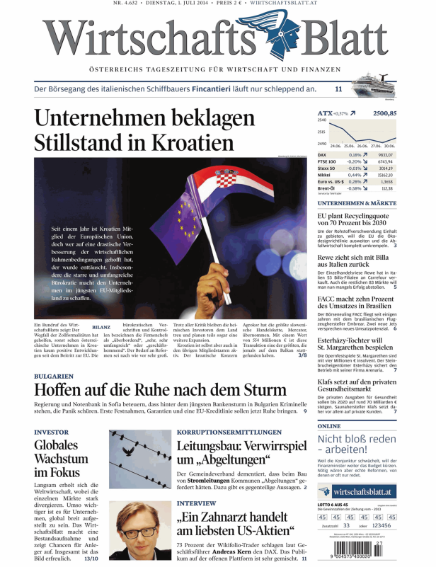 Eine Hand hält eine Europaflagge und eine kroatische Flagge.