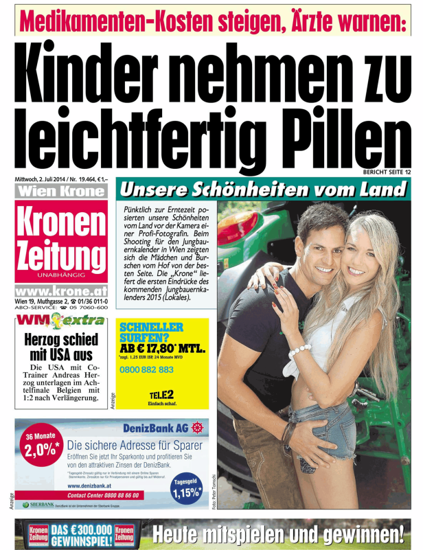 Ein Paar posiert vor einem Traktor für den Jungbauernkalender 2015 der „Krone“.