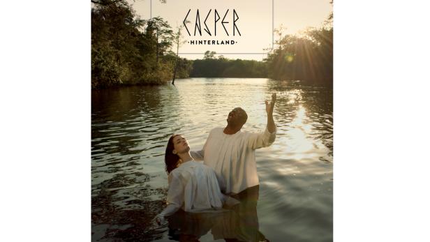 Das Cover von Casper's Album „Hinterland“ zeigt zwei Personen, die in einem Fluss stehen.