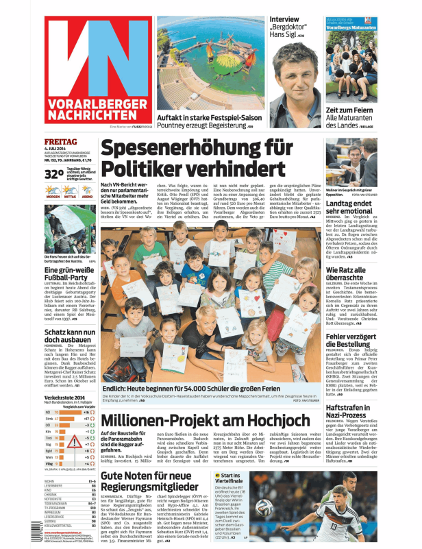 Kinder der 1c zeigen ihre Zeugnisse in der Volksschule Dorbirn-Haselstauden.