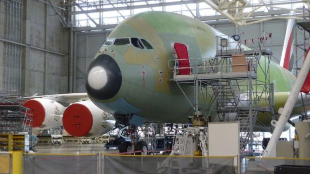 Ein unlackierter Airbus A380 steht in einem Hangar zur Wartung.