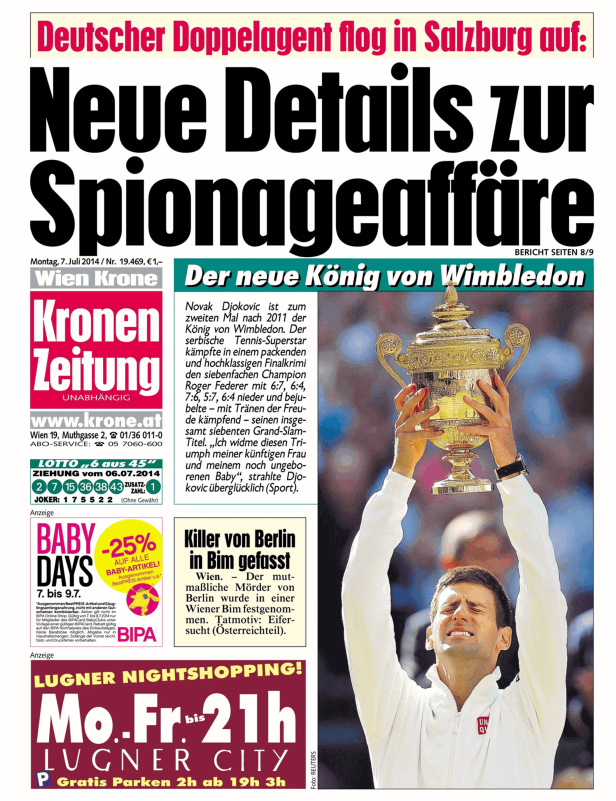 Novak Djokovic hält überglücklich die Trophäe des Wimbledon-Siegers in den Händen.