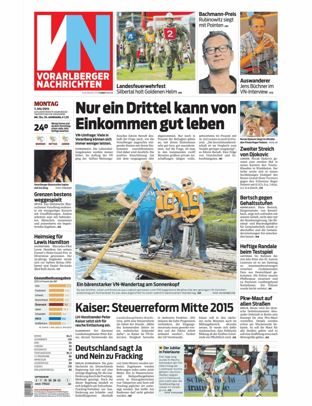 Eine Familie fährt mit einem Holzfloß auf einem See am Sonnenkopf.