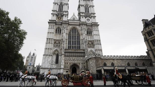 Eine Pferdekutsche vor Westminster Abbey in London.