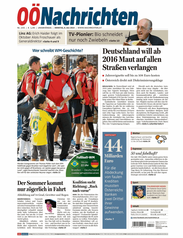 Ein Junge im Brasilien-Trikot trifft deutsche Fußballspieler, möglicherweise nach einem WM-Spiel.