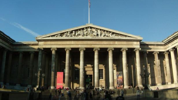 Das British Museum in London mit Menschen auf den Stufen vor dem Eingang.