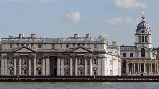 Das Old Royal Naval College in Greenwich, London, gesehen vom Fluss aus.