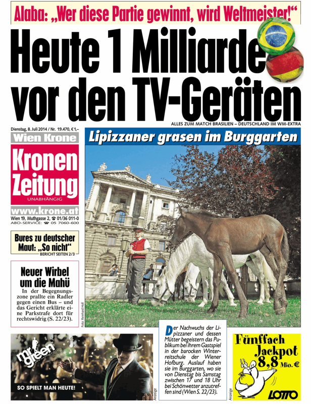 Lipizzaner-Pferde grasen im Burggarten in Wien vor der Hofburg.