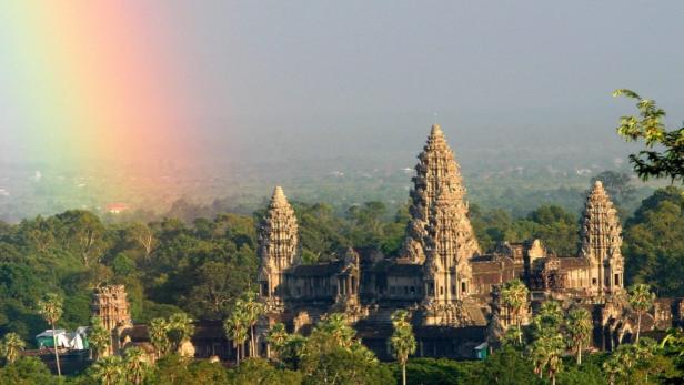 Über Angkor Wat spannt sich ein Regenbogen.