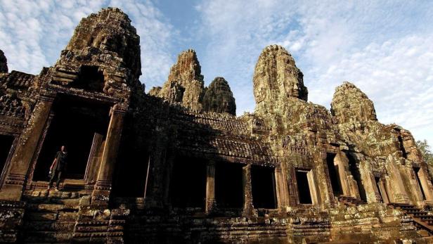 Der Tempel Bayon in Angkor, Kambodscha, mit seinen markanten Steintürmen mit Gesichtern.