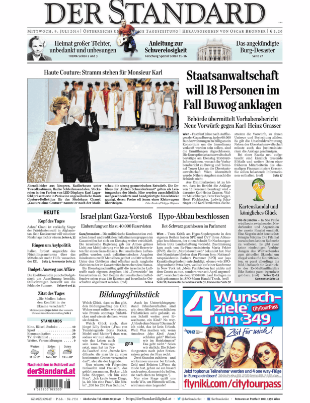 Karl Lagerfeld präsentiert in Paris eine Haute Couture-Kollektion für das Modehaus Chanel.