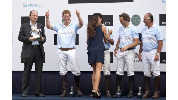 Prinz Harry und andere Teilnehmer posieren bei einem Polospiel für ein Foto.