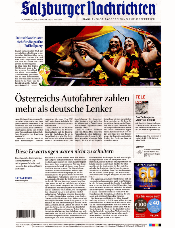 Jubelnde Fans mit Deutschland-Flaggen feiern eine Fußballparty.