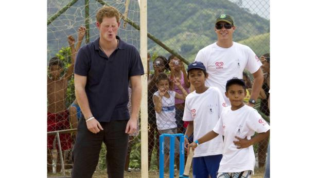 Prinz Harry spielt mit Kindern Cricket in einem informellen Rahmen.