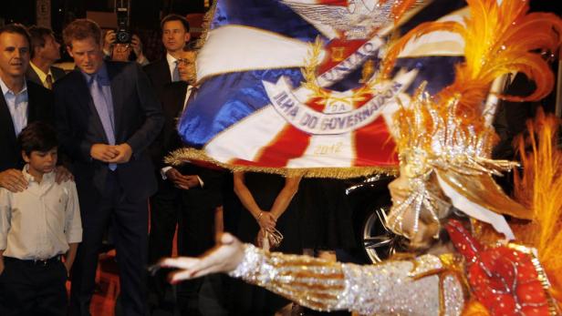 Prinz Harry besucht eine Karnevalsveranstaltung in Brasilien.