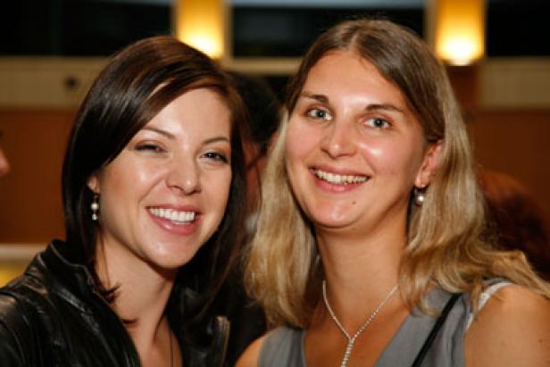 Zwei lächelnde Frauen posieren für ein Foto.