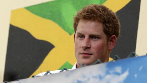 Prinz Harry vor einer jamaikanischen Flagge.