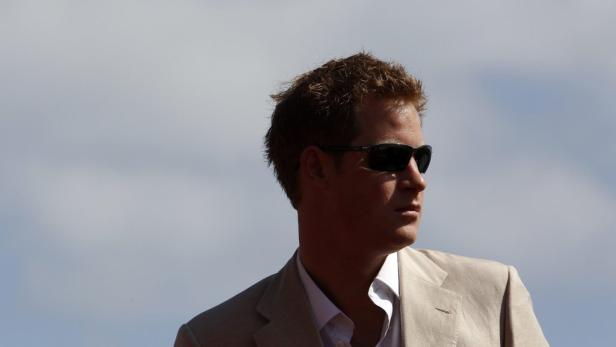 Prinz Harry mit Sonnenbrille und hellem Anzug im Profil.