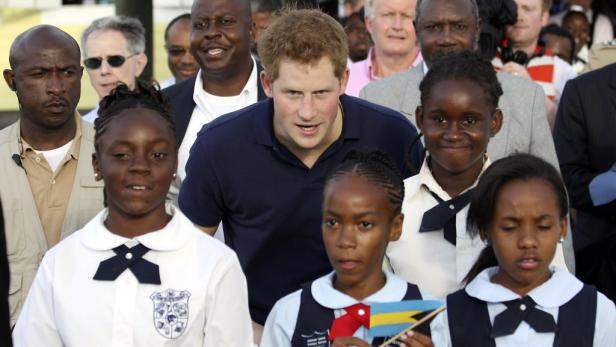 Prinz Harry umgeben von Schulkindern auf den Bahamas.