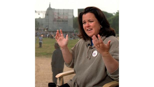 Rosie O'Donnell gestikuliert bei einer Kundgebung in Washington, D.C..