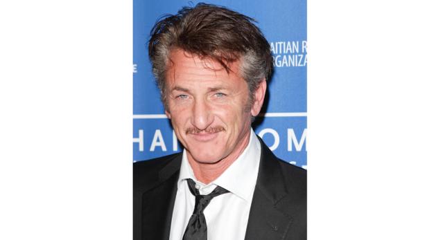 Porträt von Sean Penn mit Schnurrbart und dunklem Anzug.