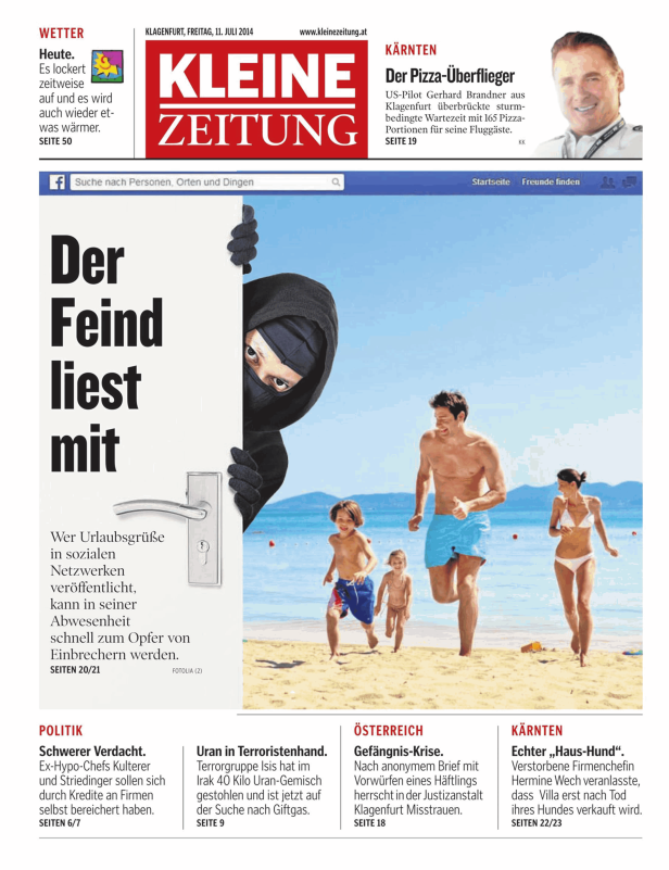 Ein Einbrecher lauert hinter einer Tür, während eine Familie am Strand entlangläuft.