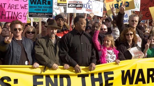 Eine Menschenmenge, darunter Sean Penn, demonstriert gegen den Krieg.