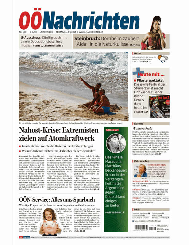 Ein Paar beobachtet Raketen am Strand in Israel, die vom Abwehrsystem abgefangen werden.