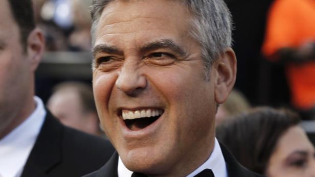 George Clooney lächelt auf einer Veranstaltung.