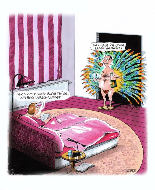 Ein Mann mit einem Pfauenfederkostüm steht in einer Tür, während eine Frau im Bett liegt und liest.