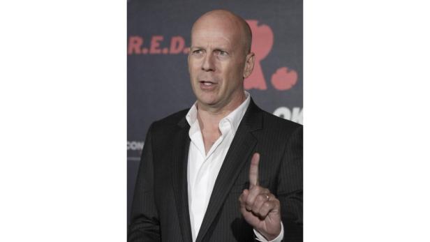 Bruce Willis posiert auf einer Veranstaltung für den Film „R.E.D.“.
