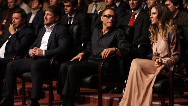 Jean-Claude Van Damme und Hilary Swank sitzen im Publikum.
