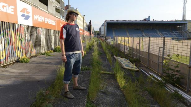 Ein Mann steht vor dem überwucherten Vorplatz des Wiener Ernst-Happel-Stadions.