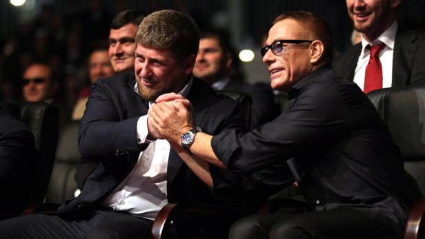 Ramzan Kadyrow und Jean-Claude Van Damme schütteln sich die Hände.
