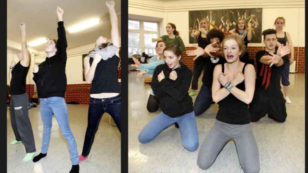 Eine Gruppe junger Leute tanzt und probt in einem Tanzstudio.