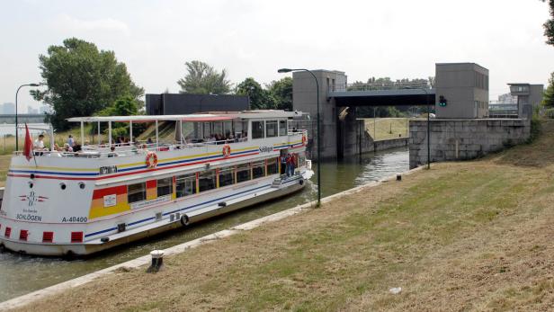 Das Ausflugsschiff „Schlögen“ fährt in eine Schleuse.