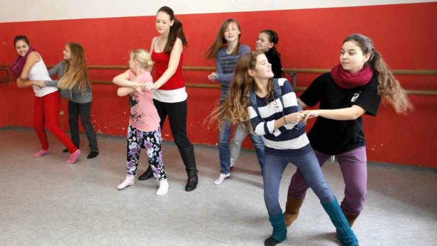 Eine Gruppe junger Frauen tanzt in einem Tanzstudio.
