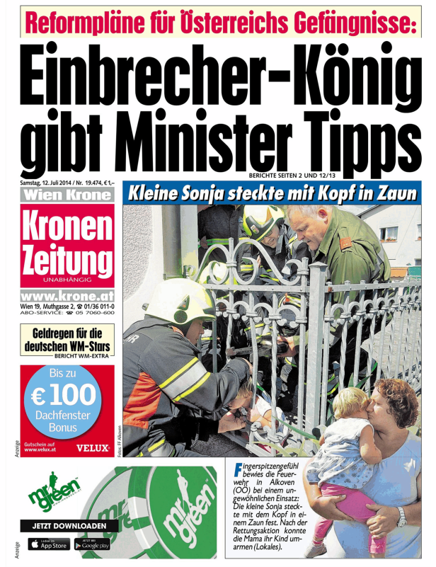 Feuerwehrleute befreien ein kleines Mädchen, das mit dem Kopf in einem Zaun feststeckt. Eine Mutter umarmt ihr Kind.