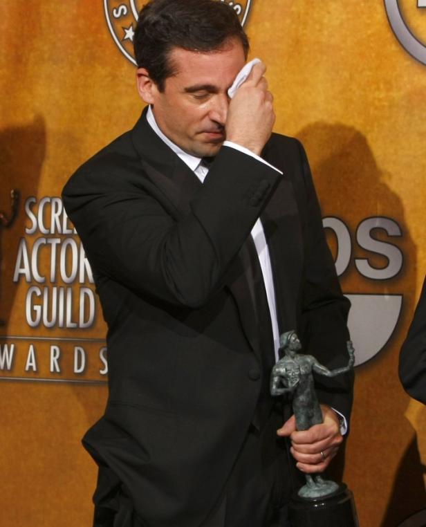 Steve Carell wischt sich bei den Screen Actors Guild Awards die Tränen aus dem Gesicht.