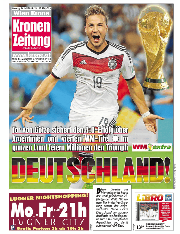 Mario Götze jubelt mit dem WM-Pokal nach dem Sieg Deutschlands 2014.