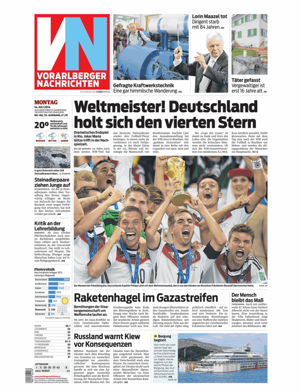 Deutschlands Kapitän Philipp Lahm mit dem Weltmeisterpokal bei der Pokalübergabe.