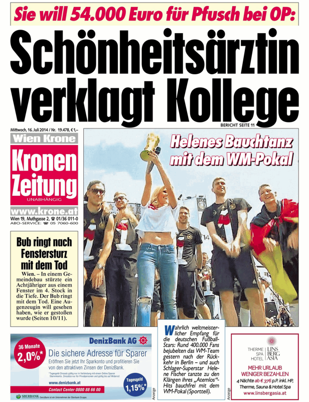 Helene Fischer tanzt mit dem WM-Pokal bei der Ankunft der deutschen Fußballnationalmannschaft in Berlin.