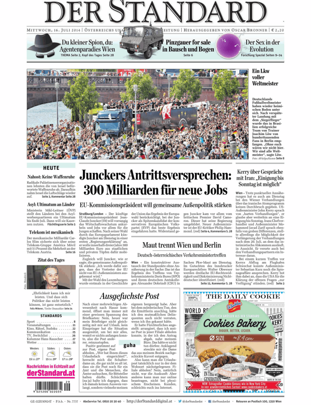 Ein LKW voller jubelnder Fußballweltmeister fährt durch eine Menschenmenge in Berlin.