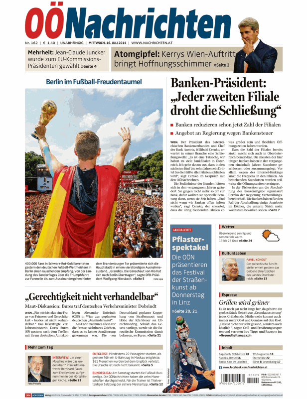 Jubelnde Menschen feiern die deutsche Fußball-Nationalmannschaft mit dem WM-Pokal in Berlin.