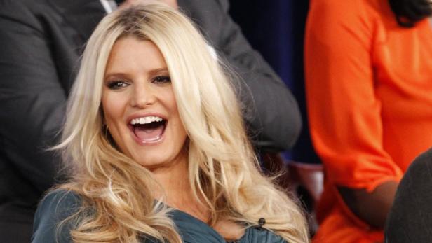Jessica Simpson lacht mit offenem Mund.