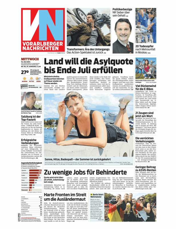 Eine junge Frau macht eine Pause am Ufer des Harder Sees in der Sonne.