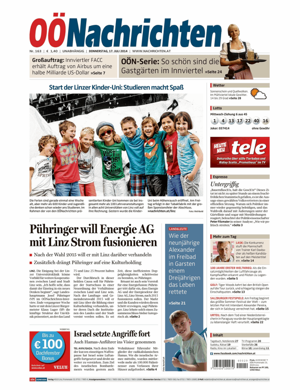 Eine Gruppe von Kindern lächelt in die Kamera, gekleidet in T-Shirts mit verschiedenen Aufdrucken.