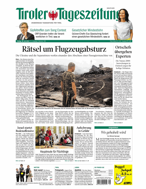 Ein prorussischer Separatist steht an der Absturzstelle der Malaysian-Airlines-Maschine MH17 in der Ukraine.