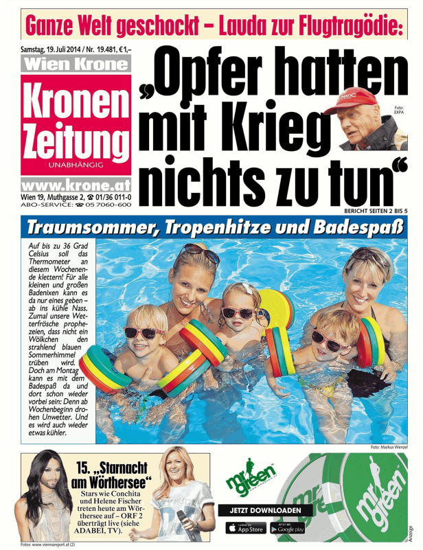 Eine Mutter mit ihren Kindern planscht im Schwimmbad.